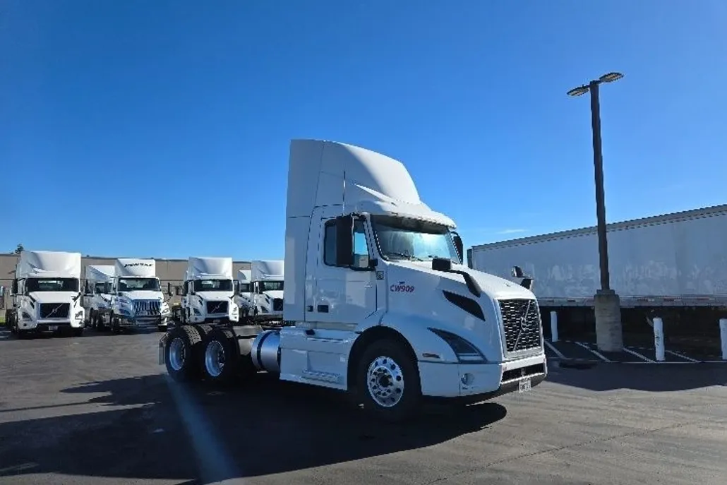 2020 Volvo Truck VNR photo 1