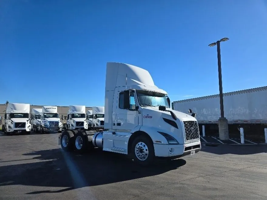 2020 Volvo Truck VNR photo 1