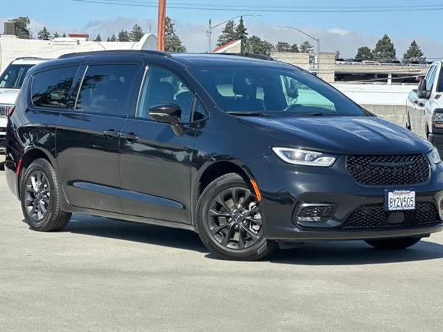 2021 Chrysler Pacifica Touring L photo 1