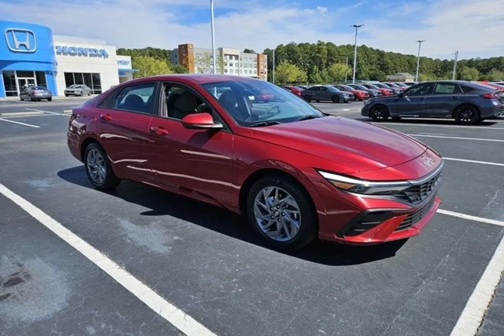 2024 Hyundai Elantra SEL photo 1