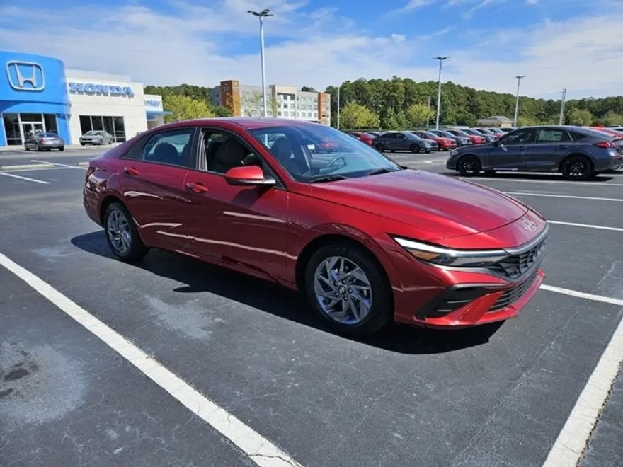 2024 Hyundai Elantra SEL photo 1