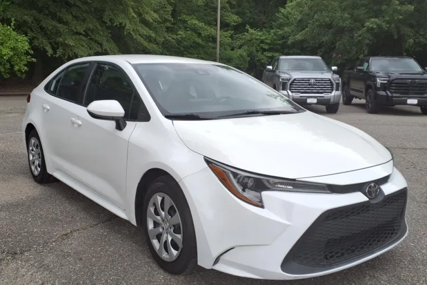 2022 Toyota Corolla LE photo 1