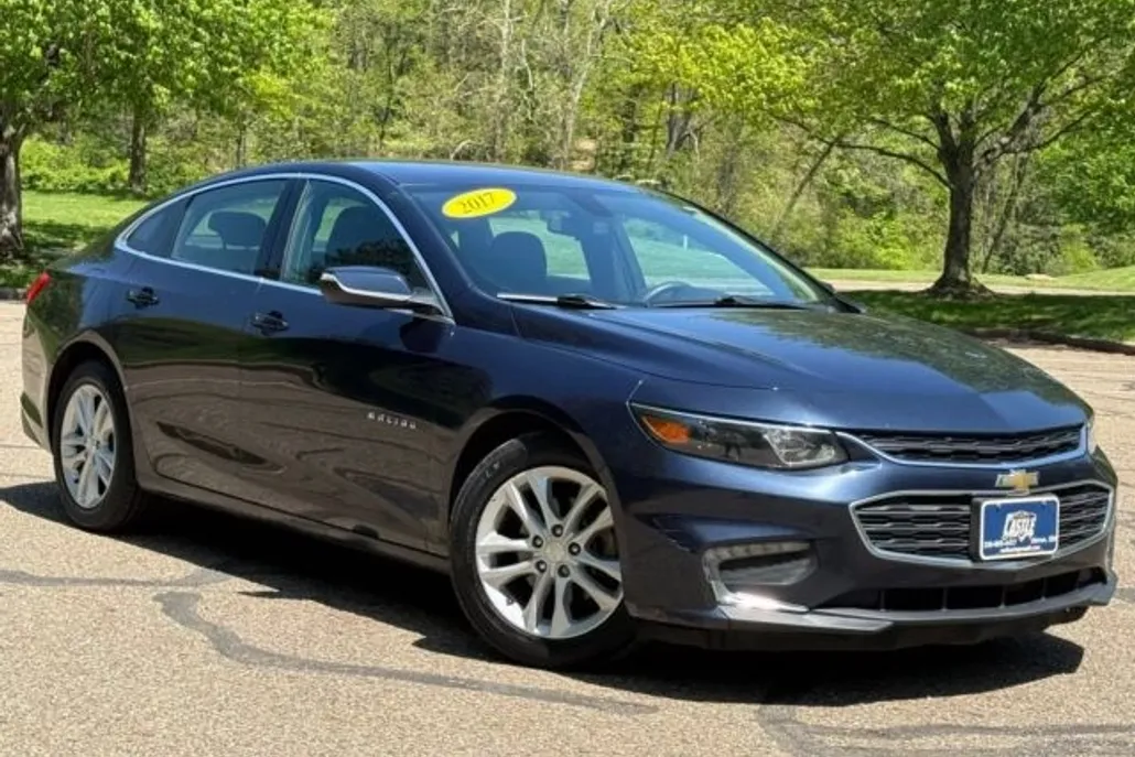 2017 Chevrolet Malibu 1LT photo 1