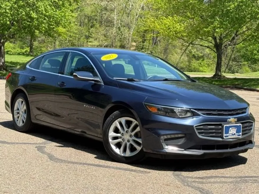 2017 Chevrolet Malibu 1LT photo 1