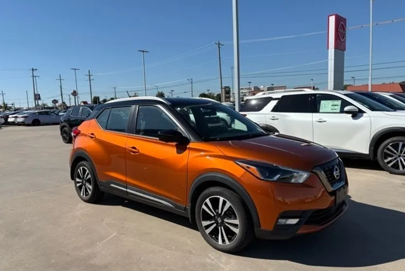 2020 Nissan Kicks SR photo 1