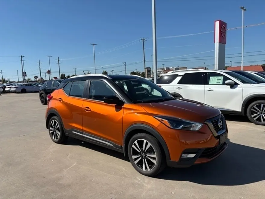 2020 Nissan Kicks SR photo 1
