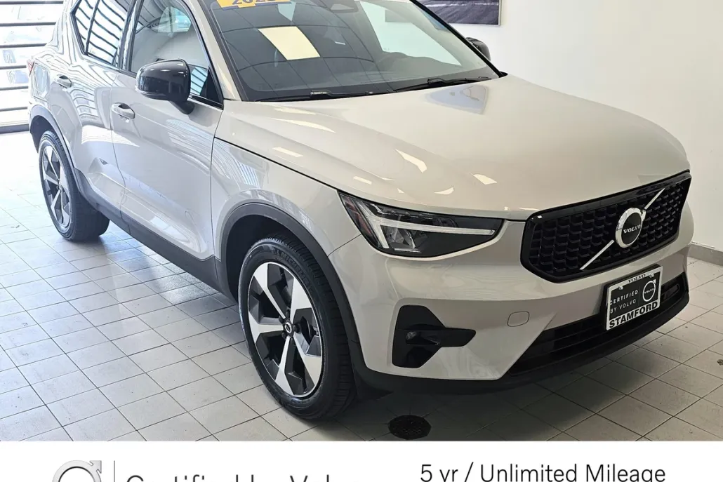 2023 Volvo XC40 AWD Plus photo 1