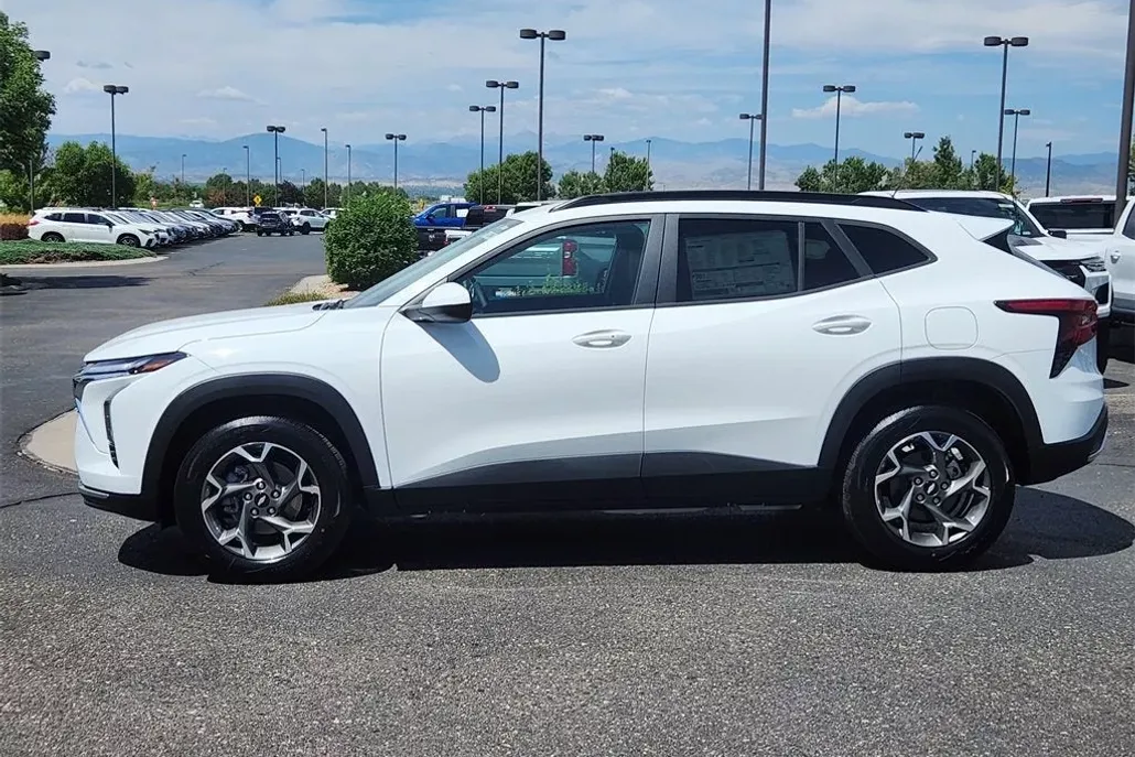 2025 Chevrolet Trax LT photo 1