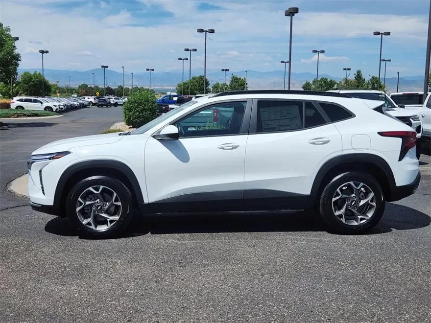2025 Chevrolet Trax LT photo 1