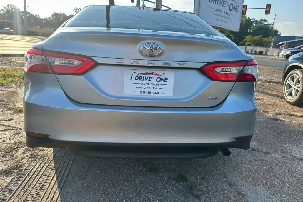2020 Toyota Camry LE photo 1
