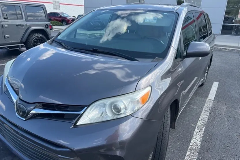 2020 Toyota Sienna XLE photo 1