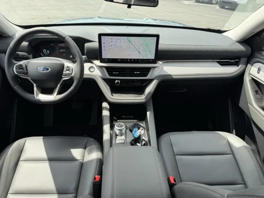 2025 Ford Explorer photo 1