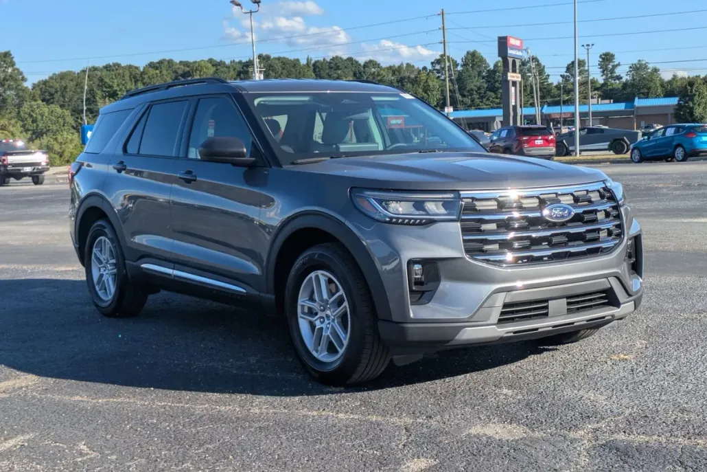 2025 Ford Explorer photo 1