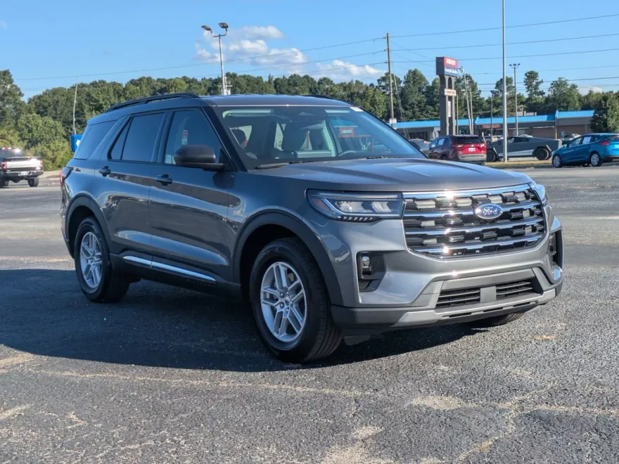 2025 Ford Explorer photo 1