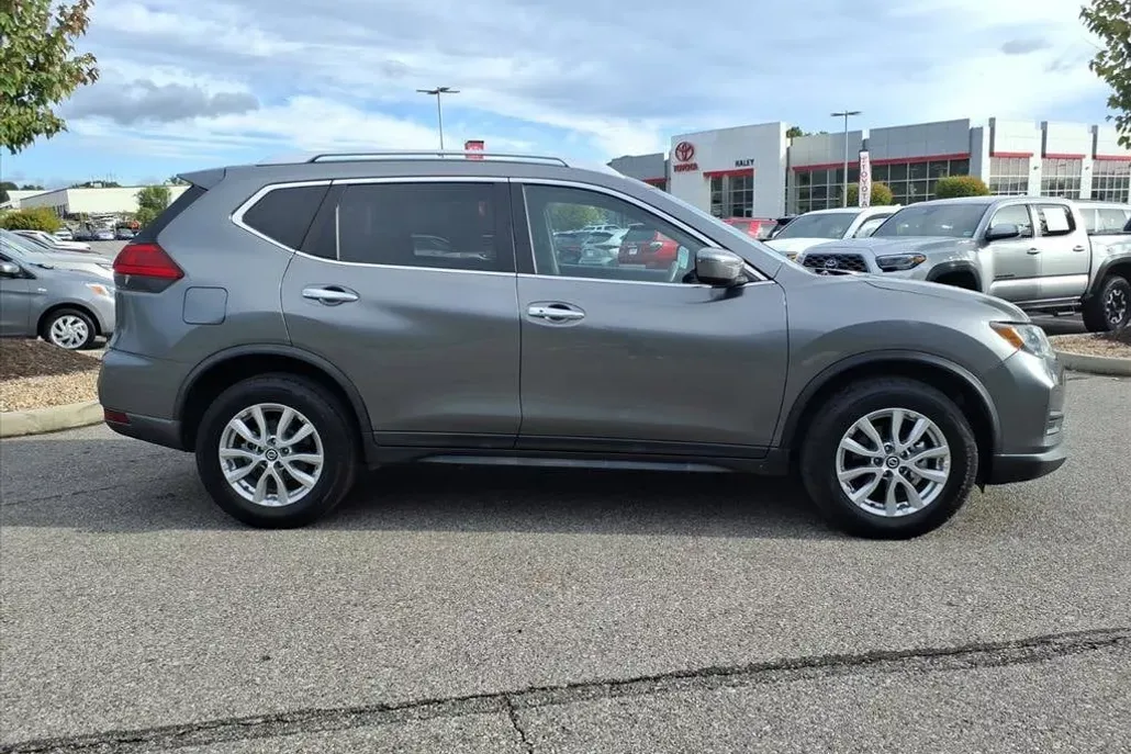 2017 Nissan Rogue SV AWD photo 1