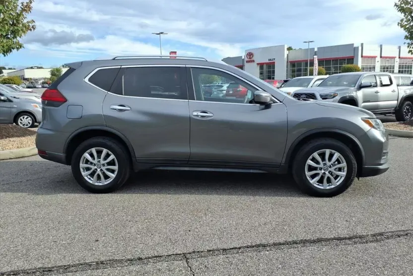 2017 Nissan Rogue SV AWD photo 1