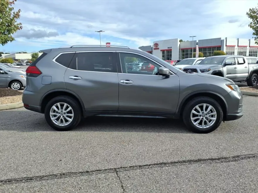 2017 Nissan Rogue SV AWD photo 1