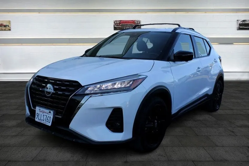 2023 Nissan Kicks SR photo 1