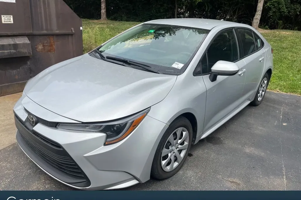 2023 Toyota Corolla LE photo 1