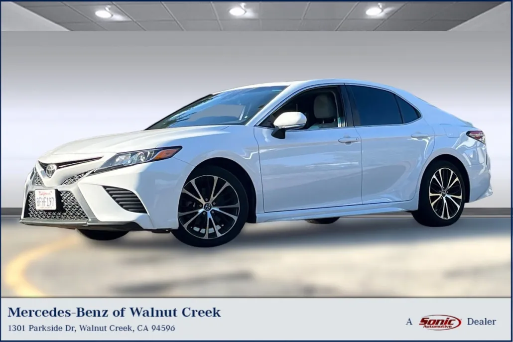 2018 Toyota Camry SE photo 1