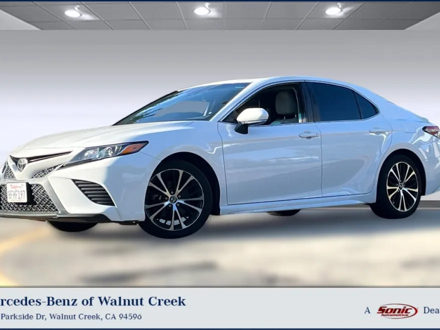 2018 Toyota Camry SE photo 1