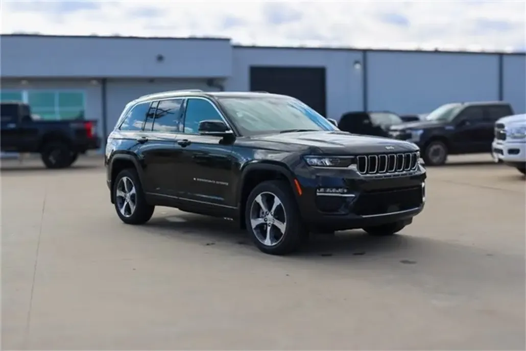 2024 Jeep Cherokee Base photo 1