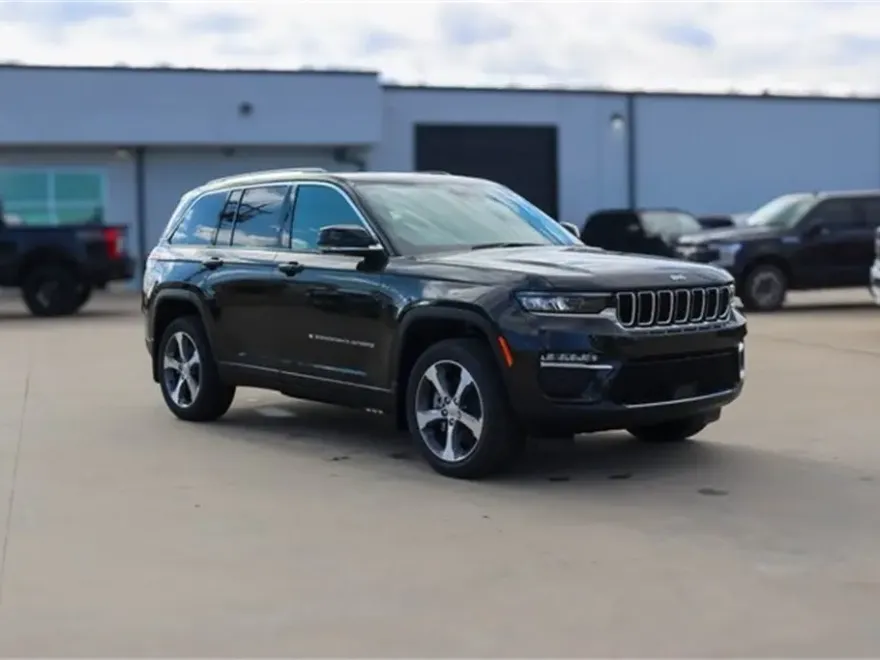 2024 Jeep Cherokee Base photo 1