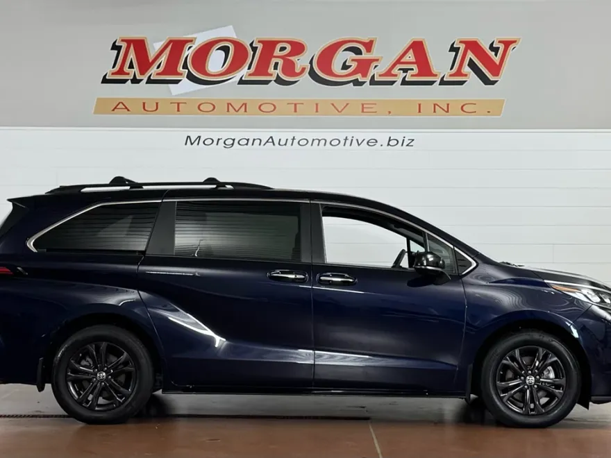 2024 Toyota Sienna Hybrid XSE photo 1