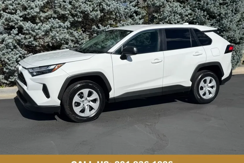2024 Toyota RAV4 LE photo 1