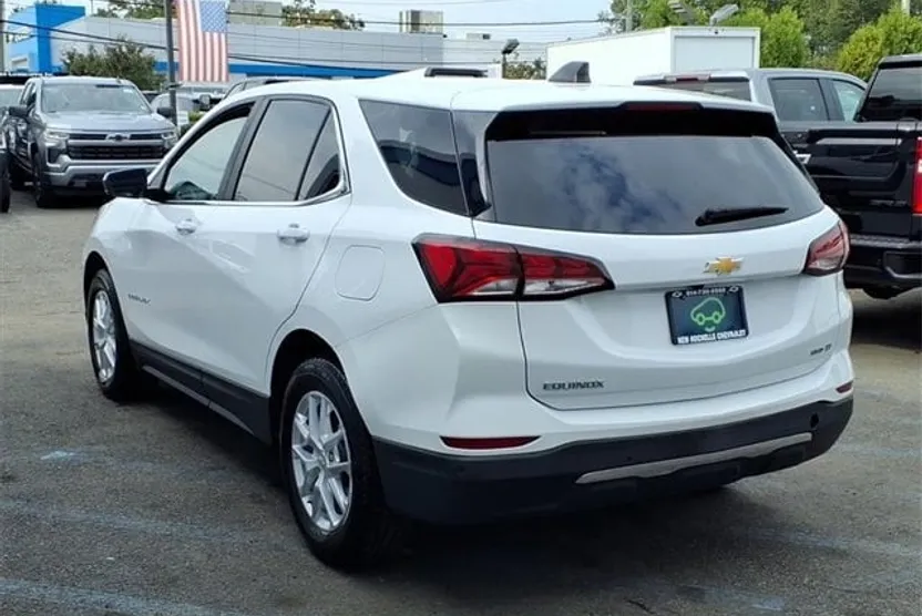 2022 Chevrolet Equinox LT photo 1