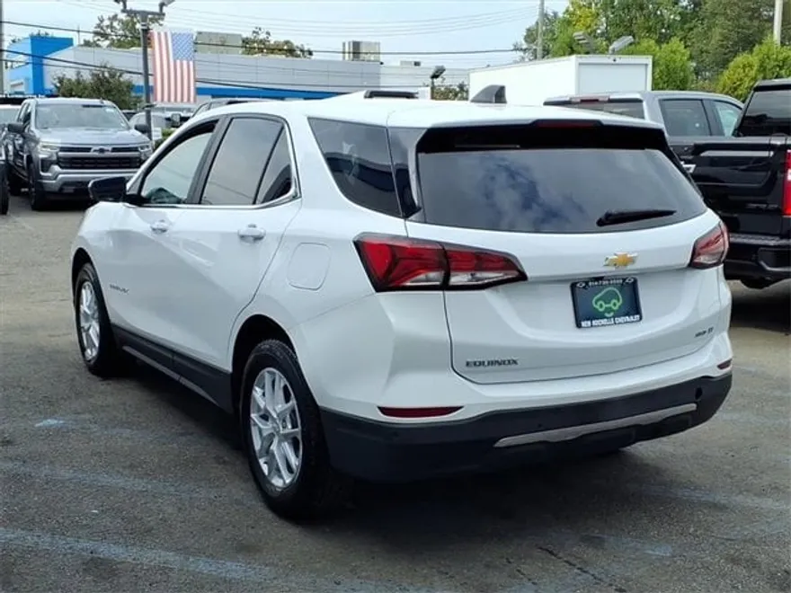 2022 Chevrolet Equinox LT photo 1
