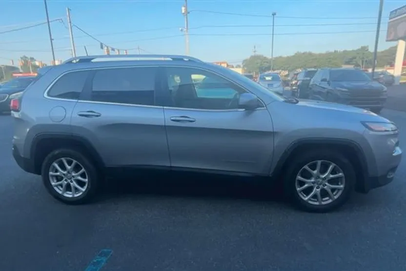 2016 Jeep Cherokee Sport photo 1