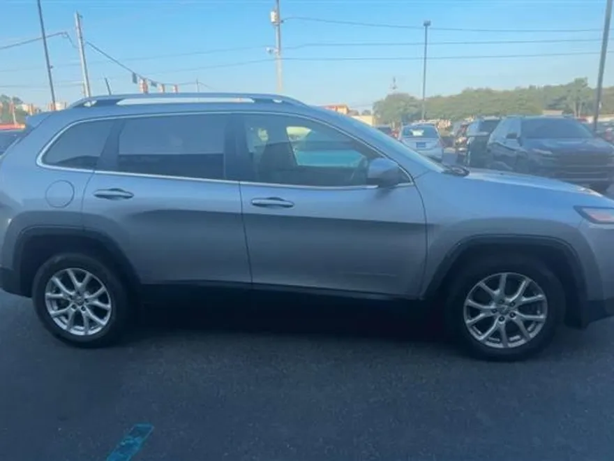2016 Jeep Cherokee Sport photo 1