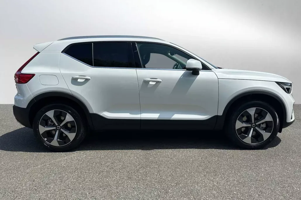 2025 Volvo XC40 Core photo 1