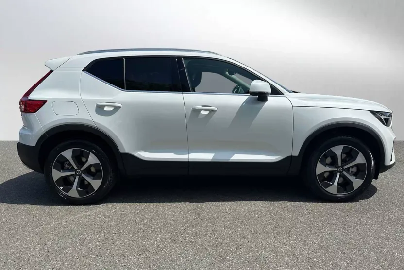 2025 Volvo XC40 Core photo 1