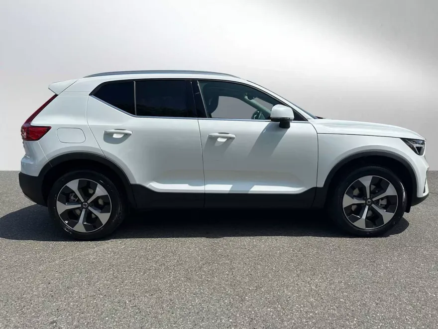 2025 Volvo XC40 Core photo 1