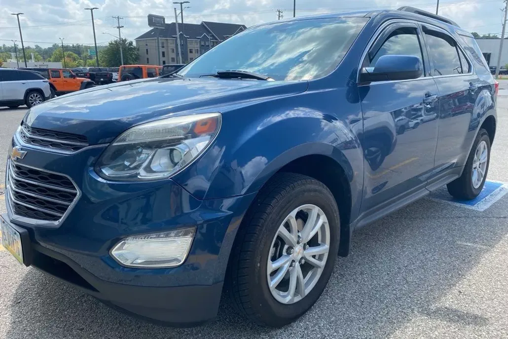 2017 Chevrolet Equinox LT photo 1