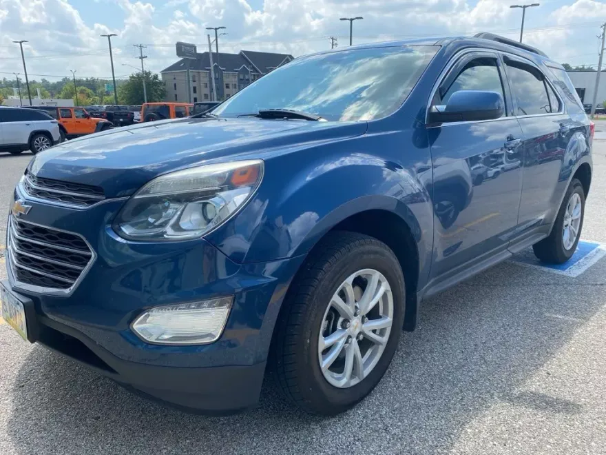 2017 Chevrolet Equinox LT photo 1