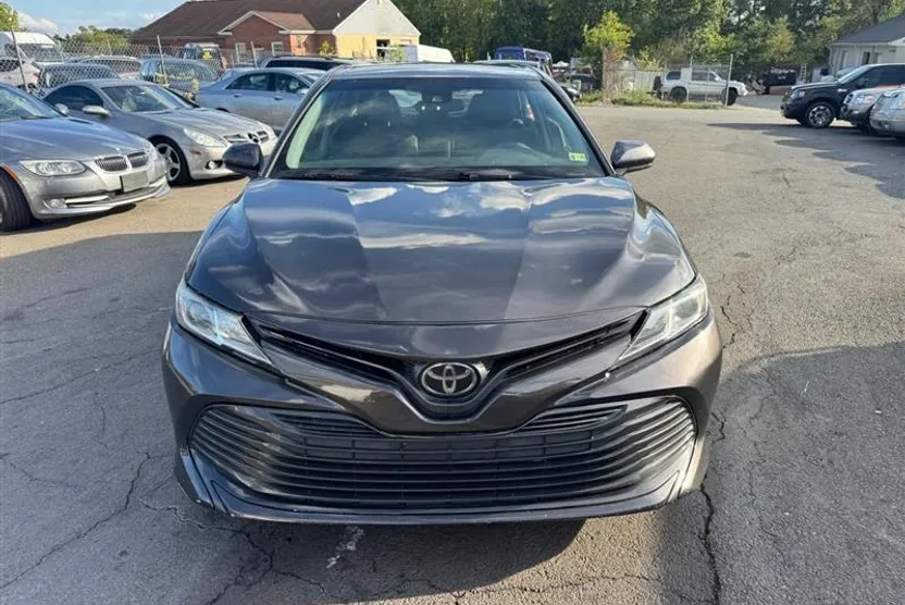 2019 Toyota Camry LE photo 1