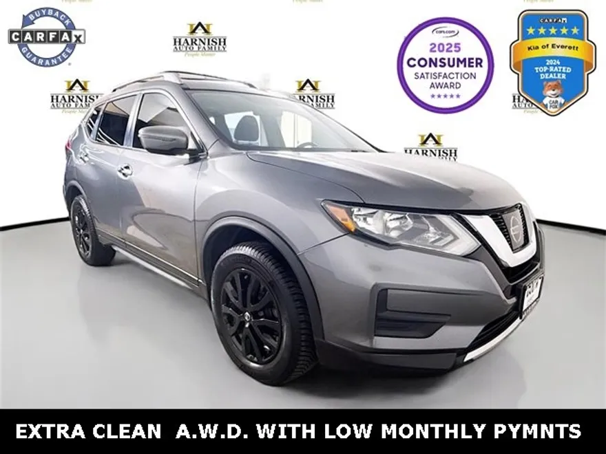 2017 Nissan Rogue SV photo 1
