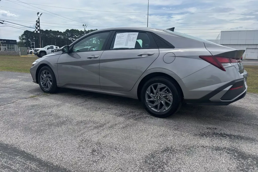 2024 Hyundai Elantra SEL photo 1