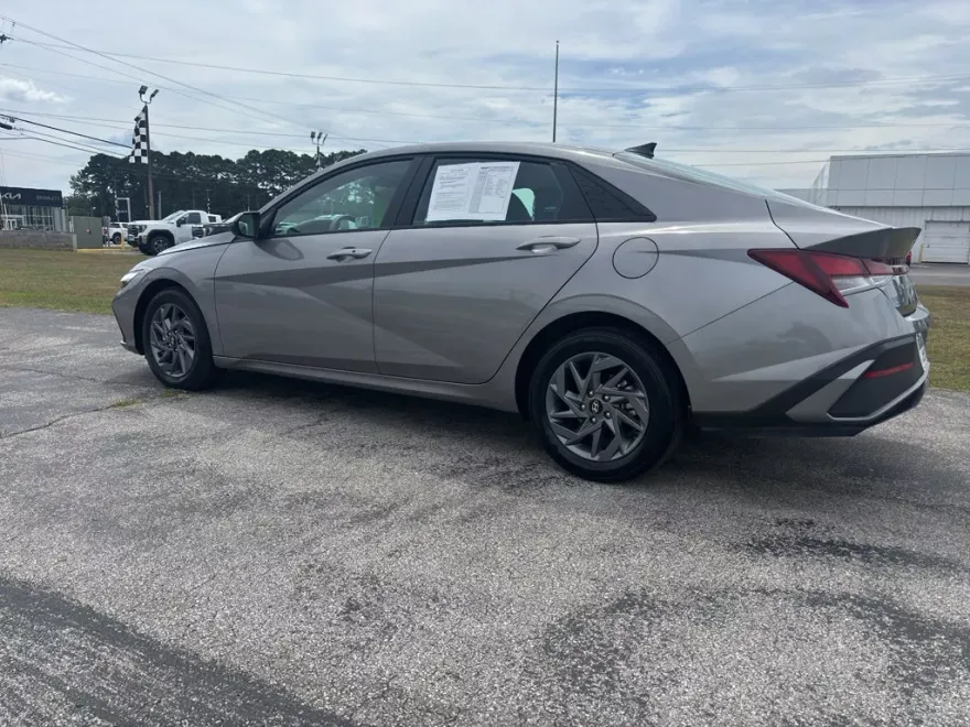 2024 Hyundai Elantra SEL photo 1