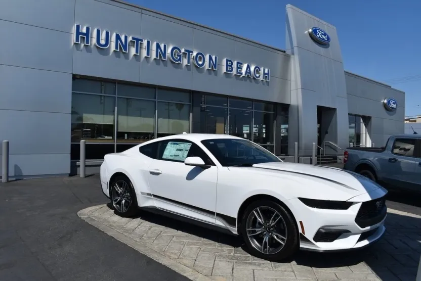 2025 Ford Mustang EcoBoost photo 1