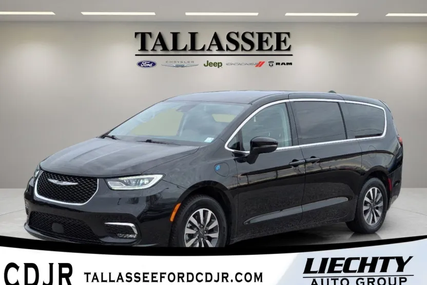 2023 Chrysler Pacifica Hybrid Touring L photo 1