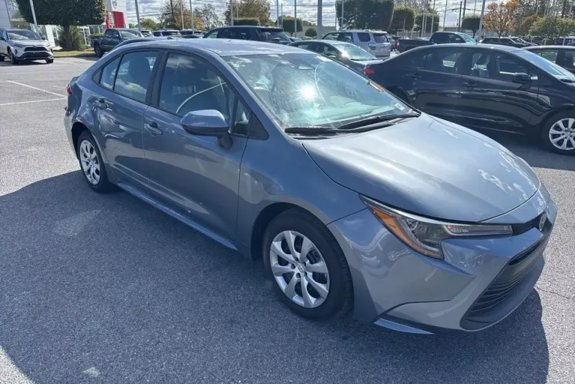 2025 Toyota Corolla LE photo 1