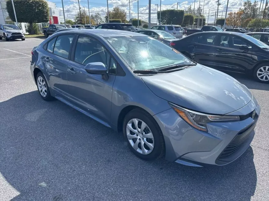 2025 Toyota Corolla LE photo 1