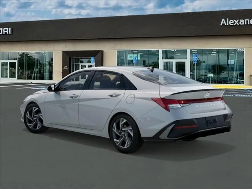 2025 Hyundai Elantra SEL Sport photo 1
