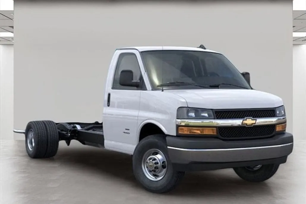 2025 Chevrolet Express Cutaway 3500 photo 1
