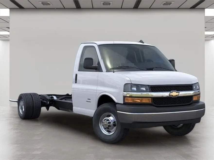 2025 Chevrolet Express Cutaway 3500 photo 1