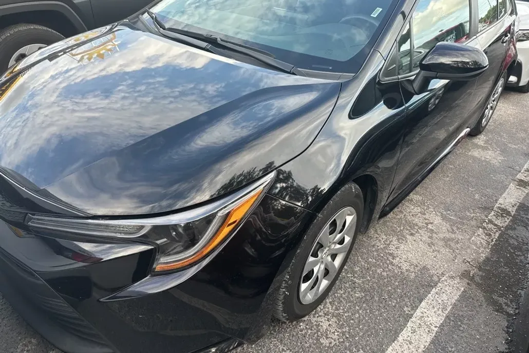 2024 Toyota Corolla LE photo 1